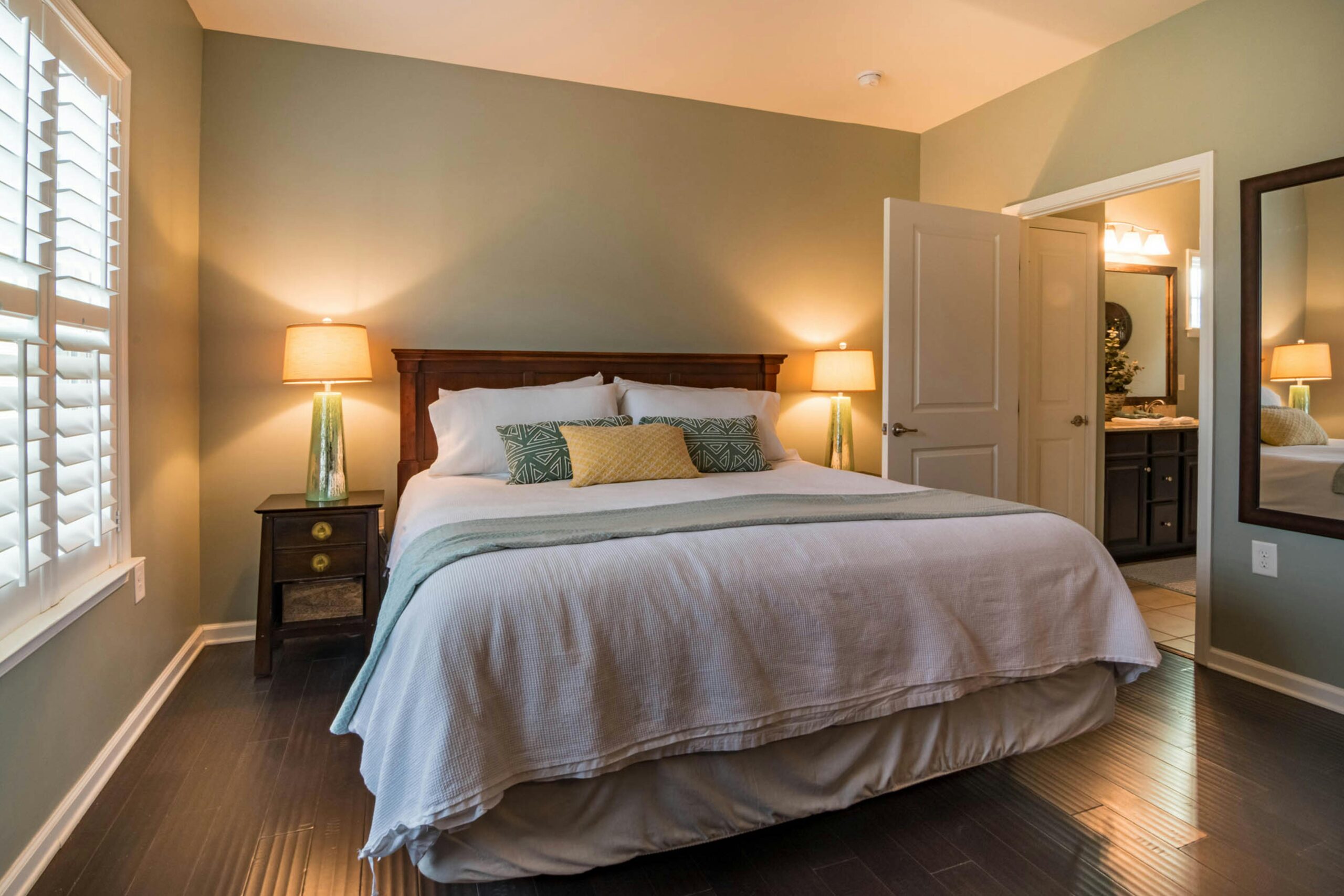 Dormitorio con una cama decorada con cojines