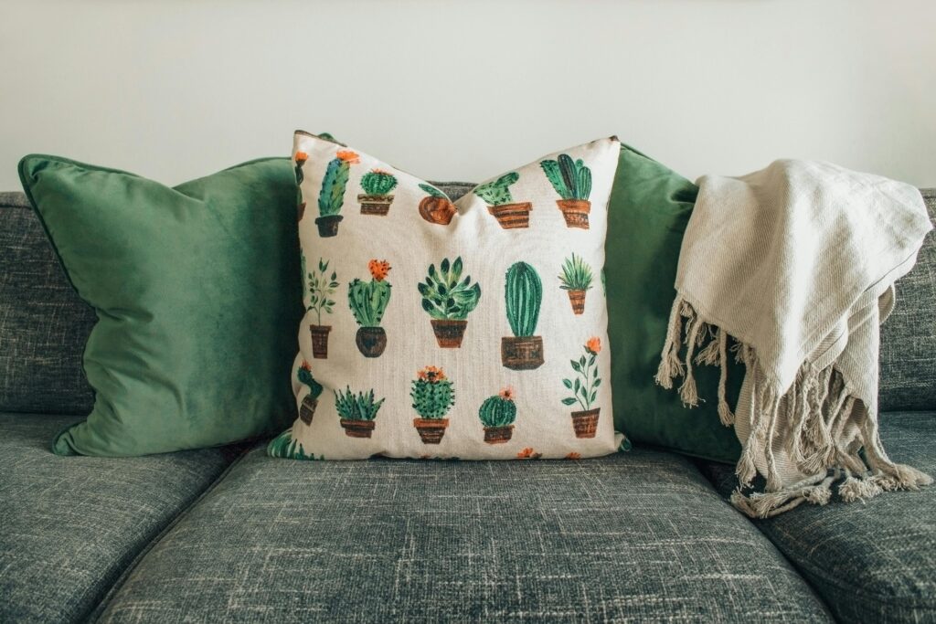 Cojines con estampado de cactus en un sofá
